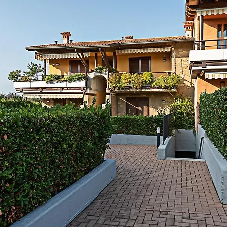 Iris - Regarda Travel